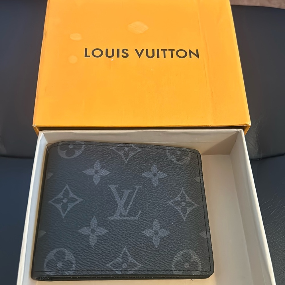 Authentic LV Men’s Monogram Wallet, never used, in excellent condition.